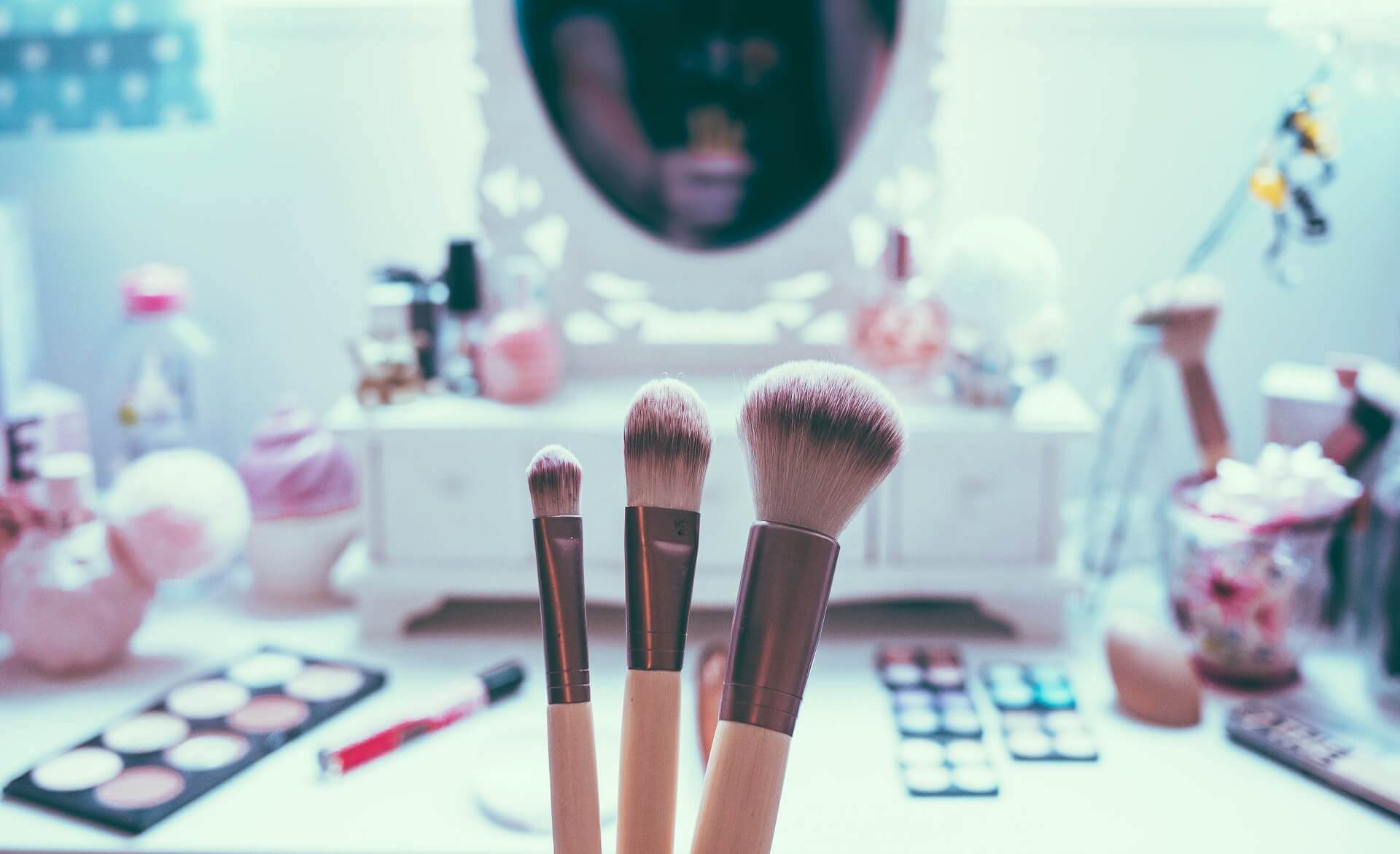 3 Reasons Why You Need A Makeup Vanity Mirror